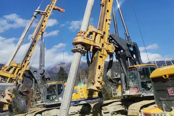 徐工大噸位旋挖鉆機(jī)活躍在各大工地 徐工大噸位旋挖鉆機(jī)活躍在各大工地